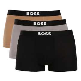 3PACK pánske boxerky BOSS viacfarebné (50544263 064) M, trenky. Pánske boxerky BOSS - elegancia a pohodlie v jednom
Doprajte si dokonalé pohodlie a nadčasový štýl s pánskymi boxerkami BOSS. Tieto boxerky v sebe spájajú luxusný dizajn, precízne spracovanie a kvalitné materiály, aby ste sa cítili skvele po celý deň. Ideálna voľba na každodenné nosenie, pracovné stretnutia aj voľný čas.
Prémiový materiál pre maximálne pohodlie
Boxerky sú vyrobené z vysokokvalitnej zmesi bavlny a elastanu, ktorá poskytuje dokonalú kombináciu jemnosti, priedušnosti a pružnosti. Bavlna je jemná na dotyk, dobre odvádza vlhkosť a je vhodná pre citlivú pokožku. Boxerky sú dostatočne elastické, takže neobmedzujú v pohybe, prispôsobia sa vášmu telu bez nepríjemného zarezávania.
Štýlový dizajn a elegantný vzhľad
Klasický dizajn s decentným logom BOSS na tkanej elastickej časti dodáva boxerkám moderný a sofistikovaný vzhľad. Čisté línie a minimalistický štýl z nich robia univerzálny kúsok, ktorý oceníte pod oblek aj na bežné nosenie. Boxerky majú kratšie nohavice, ktoré sa nevyhrňujú a poskytujú maximálnu voľnosť pohybu. Priliehavý strih sa pekne prispôsobí postave, čo oceníte pri celodennom nosení, ale aj pri aktívnom životnom štýle.
Prečo si boxerky BOSS zamilujete

Prvotriedna bavlna: Mäkké, priedušné a príjemné na telo.
Elastický pás s logom BOSS: Štýlové a pohodlné.
Dlhšie nohavičky: Ideálne pod oblek a na šport.
Pružný materiál: Dokonale sa prispôsobí vášmu telu.

Spodná bielizeň BOSS je povinnou výbavou všetkých štýlových mužov.
Značka BOSS vznikla odčlenením od známeho výrobcu oblečenia Hugo Boss ako línia výrobkov pre mužov, ktorí majú radi kvalitné kúsky a nadčasový vzhľad. Spodná bielizeň BOSS vyniká prvotriednym spracovaním a luxusnými materiálmi. V kombinácii s tlmenými farbami a jednoduchým vzhľadom sú ideálnou voľbou pre mužov, ktorí si chcú dopriať pohodlie počas celého dňa.
Ako sa starať o boxerky BOSS?
Aby si vaše nové boxerky zachovali svoj tvar a kvalitu čo najdlhšie, odporúčame dodržiavať tieto pokyny:

Pranie: Per na 30 ° C s podobnými farbami a jemným pracím prostriedkom.
Sušenie: Môžeš ich sušiť v sušičke na nízku teplotu, ale pre dlhšiu životnosť odporúčame sušenie na vzduchu.
Žehlenie: Pokiaľ je potrebné, žehli na nízku teplotu.

Tip: Nájsť ten správny kus spodnej bielizne, ktorý vám dokonale padne, môže byť náročné. Keď ho nájdete, oplatí sa oň dobre starať, aby dlho vydržal. Tipy, ako to urobiť, nájdete v našom článku.