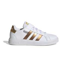 adidas Grand Court Sustainable Lifestyle Court Elastic Lace and Top Strap Shoes 28,5. Klasika pre malých zberateľovAj malé deti môžu patriť medzi nadšených zberateľov tenisiek. Tieto detské topánky adidas Grand Court budú ich prvým veľkým úlovkom. Odolná a pružná gumová podrážka im poskytne potrebnú oporu pri všetkých hrách. Tieto klasické tenisky sa v botníku nikdy dlho neohrejú. Vďaka naťahovacím elastickým šnúrkam a členkovému pásiku na suchý zips sa totiž ľahko prezúvajú.Odolná a pružná gumová podrážka: Poskytuje potrebnú oporu a stabilitu pri všetkých hrách.Jednoduché prezúvanie: Naťahovacie elastické šnúrky a členkový pásik na suchý zips umožňujú rýchle a jednoduché obúvanie a vyzúvanie.Klasický dizajn: Tieto tenisky sa stanú obľúbeným kúskom každého malého zberateľa.Ekologická voľba: Zvršok je vyrobený z rady recyklovaných materiálov a obsahuje najmenej 50 % recyklovanej priadze, čo prispieva k ochrane životného prostredia.Nová generácia klasického modelu vyrobená čiastočne z recyklovaných materiálov. Doprajte svojim deťom pohodlie a štýl s týmito adidas Grand Court teniskami, ktoré sú nielen odolné, ale aj šetrné k prírode.Podrážka - guma  S gumovou podrážkou sa proste nedá nič pokaziť. Dlho vydrží, ľahko sa čistí a má skvelú trakciu.