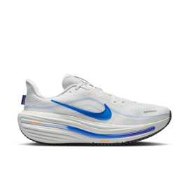 Nike Winflo 12 47. Nike Winflo 12: Tvoje nohy ti budú vďačné s každým kilometrom Zabudni na tvrdé dopady. S NikeWinflo 12 bude každý tvoj beh vyzerať, ako keby si mal pod nohami neviditeľné pružiny. Táto obuv je stvorená presne pre teba, ak chceš od tréningu viac – viac mäkkosti, viac energie a hlavne viac radosti z pohybu.  Nová generácia prichádza s ešte väčším množstvom peny, ktorá ťa nenechá v štichu, či už beháš rannú päťku alebo sa chystáš na svoj prvý polmaratón.  Výhody  Mäkkosť na novej úrovni: Pena Cushlon 3.0 a jednotka Nike Air tlmia každý tvoj dopad ako obláčik. Kyslík pre nohy: Svršok z otvorenej sieťoviny zabezpečí, že tvoje nohy zostanú svieže aj pri najvyššom tempe. Priestor pre prsty: Rozšírená špička poskytuje tvojim nohám slobodu a priestor, ktorý si zaslúžia. Prirodzený pohyb: Pružné drážky v podrážke zabezpečia plynulý prechod z päty na špičku.   Winflo 12 sú vyššie, mäkšie a pripravené na akúkoľvek tvoju výzvu. Stačí si ich zaväzovať a vyraziť.Horná Sieťovina. Je taká ľahká, že ani nebudete vedieť, že ju máte na sebe. A okrem toho vám poskytne potrebnú oporu presne tam, kde ju potrebujete.Medzipodrážka  Penová medzipodrážka je ako vankúš pre vaše nohy - mäkká, pružná a pripravená tlmiť akýkoľvek náraz. Vďaka nej sa budete cítiť, akoby ste bežali na obláčiku, aj keď asfalt pod nohami nie je práve najjemnejší. Navyše vracia energiu, takže vás pri každom kroku trochu nakopne vpred!Podrážka - guma  S gumovou podrážkou sa proste nedá nič pokaziť. Dlho vydrží, ľahko sa čistí a má skvelú trakciu.TECHNOLÓGIA Nike Air. Technológia funguje na princípe stlačeného vzduchu uzavretého v pevnej a zároveň pružnej kapsule. Ponúka väčšiu pružnosť a ohybnosť pri zachovaní pevnej konštrukcie. Jednotky Air Sole pružne držia tvar, pohlcujú energiu pri dopade a súčasne sú ľahké a pohodlné.