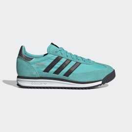 adidas SL 72 RS MERCEDES SHOES 47 1/3. SL 72 x Mercedes-AMG Petronas - legenda v novom kabáte Ikonický model adidas Originals SL 72, ktorý prvýkrát uzrel svetlo sveta v roku 1972, sa vracia vo veľkolepom štýle! Tentoraz v limitovanej edícii vytvorenej v spolupráci s tímom Mercedes-AMG Petronas Formula One. Ľahký nylonový zvršok doplnený prvotriednymi semišovými detailmi dodáva topánkam retro nádych, zatiaľ čo medzipodrážka EVA a zvlnená gumová podrážka sa postarajú o maximálne pohodlie a priľnavosť - či už ste na trati, v meste alebo kdekoľvek medzi tým. Výhody  Limitovaná edícia s Mercedes-AMG Petronas F1: exkluzívny dizajn pre milovníkov rýchlosti Retro vzhľad s modernou technológiou: štýl inšpirovaný minulosťou, pohodlie pre budúcnosť Odpružená medzipodrážka EVA: ľahkosť a pohodlie na každom kroku Vlnitá gumová podrážka: dokonalá priľnavosť k povrchu   Ikona zo sedemdesiatych rokov v pretekárskom štýle - ste pripravení vyraziť? Vrch - textília  Textilné vrchy sú úplne ideálne pre svoju priedušnosť do teplejších dní. Len pozor na odieranie, s odolnosťou je to trochu horšie ako napríklad pri koži.Medzipodošva - EVA  Základná technológia používaná u väčšiny modelov tenisiek, ktorá sa vyznačuje dobrou tlmivosťou a responzivitou. Čo sa týchto dvoch vlastností týka, existujú lepšie technológie s väčším tlmením a návratom energie. EVA (alebo tiež Ethylenvinylacetát) je ale oproti nim cenovo dostupnejšia a často vhodnejšia. Nie vždy totiž potrebuješ tú najmäkšiu topánku.