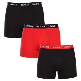 3PACK pánske boxerky HUGO viecfarebné (50532613 986) M, trenky. Prémiové pohodlie a minimalistický štýl v pánskych boxerkách HUGO
Stavte na nadčasovú eleganciu a špičkový komfort s pánskymi boxerkami HUGO. Tento štýlový kúsok spodnej bielizne kombinuje jednoduchý dizajn, prémiové materiály a kvalitné spracovanie, aby ste sa cítili sebaisto každý deň. Či už idete do práce, na rande alebo do posilňovne, boxerky HUGO vás nesklamú.
Materiál, ktorý vám dokonale padne
Kombinácia vysokokvalitnej bavlny s prímesou elastanu zaručuje optimálnu kombináciu pohodlia a pružnosti. Bavlna je príjemná na dotyk, priedušná a jemná k pokožke, zatiaľ čo elastan zaručuje, že boxerky sa dokonale prispôsobia vášmu telu, netlačia a nekrčia - naopak, zvýraznia vaše prednosti a dodajú vám sebavedomie.
Štýl, ktorý hovorí sám za seba
Striedma farebnosť je vhodná pre všetkých mužov, ktorí nemajú radi módne výstrelky. Minimalistický dizajn s moderným nádychom doplní každý outfit. Elastický pás je pohodlný a udrží boxerky na svojom mieste. Boxerky majú dlhšie nohavičky, ktoré zabraňujú zhŕňaniu a poskytujú oporu pri akejkoľvek aktivite. Tento strih je ideálnou voľbou na bežné nosenie, sedavé zamestnanie, cvičenie a cestovanie.
Prečo si zamilujete boxerky HUGO

Prvotriedny materiál v kombinácii bavlny a elastanu.
Elegantný dizajn v klasických farbách.
Dlhšie nohavičky pre väčšie pohodlie.

Spodná bielizeň Hugo pre milovníkov pohodlia a luxusu
Značka spodnej bielizne Hugo patrí do rodiny odevov Hugo Boss a vyniká kvalitnými materiálmi a precíznym spracovaním. Spodná bielizeň Hugo je určená predovšetkým mladším zákazníkom, ktorým prináša nadčasové strihy v modernom dizajne, plné výrazných farieb a vzorov, ktoré oslovia aj tých najnáročnejších zákazníkov.
Ako sa starať o boxerky HUGO
Aby vaše obľúbené boxerky dlho vydržali, odporúčame dodržiavať tieto tipy.

Pranie: Per je pri teplote 40 °C. Používaj jemné pracie prostriedky bez bielidiel, aby sa zachovala pružnosť a intenzita farieb.
Sušenie: Boxerky môžeš sušiť v sušičke na šetrný program. Vyhni sa vysokým teplotám, ktoré môžu negatívne ovplyvniť elasticitu materiálu.
Žehlenie: Pokiaľ je potrebné, žehli ich naruby pri nižšej teplote. Tým ochrániš potlač aj gumu a predĺžiš životnosť bielizne.

Tip: Staňte sa expertom na údržbu spodnej bielizne vďaka radám v našom článku a doprajte svojim obľúbeným kúskom starostlivosť, ktorú si zaslúžia.