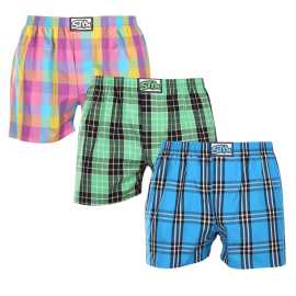3PACK pánske trenky Styx klasická guma viacfarebné (3A102830) XL, trenírky. Česká kvalita a maximálny komfort
Doprajte si štýl a pohodlie s pánskymi šortkami Styx v pestrých farbách a originálnom dizajne. Šortky Styx sa navrhujú a vyrábajú v Českej republike, čo zaručuje nielen prvotriednu kvalitu, ale aj podporu miestnej výroby. Vďaka ich zábavným potlačiam a pohodlnému strihu budete hviezdou každého dňa.
Mäkký materiál pre celodenné pohodlie
Šortky Styx sú vyrobené zo 100 % bavlny, ktorá ponúka mäkkosť a priedušnosť aj pri celodennom nosení. Tento prírodný materiál je jemný k pokožke a vhodný aj pre mužov s citlivou pokožkou. Materiál je ľahký, takže je vhodný na každodenné aktivity a leňošenie na gauči, a zároveň dostatočne odolný, aby vydržal časté pranie.
Originálny dizajn a pohodlné nosenie
Šortky Styx vnesú do vášho šatníka hravosť a jedinečný štýl vďaka odvážnym farbám a originálnym potlačiam. Klasický elastický pás zaručuje pohodlné nosenie bez nepríjemného zarezávania. Voľný strih poskytuje maximálnu voľnosť pohybu a je ideálny na bežné nosenie, leňošenie doma alebo ako pohodlné pyžamo.
Prečo si zaobstarať šortky Styx?

Vyrobené v Českej republike s dôrazom na kvalitu a precíznosť.


Materiál zo 100 % bavlny pre mäkkosť a pohodlie.


Originálne a zábavné vzory, ktoré vás odlíšia.

Kvalita z Českej republiky, to je spodná bielizeň Styx
Spodná bielizeň Styx sa kompletne vyrába v Českej republike. Táto tradičná česká značka s viac ako 30-ročnou históriou dbá na kvalitu svojich výrobkov a využíva moderné technológie a tradičné postupy na zabezpečenie najvyššej kvality a pohodlia. Styx je navyše jednou z našich privátnych značiek, ktorým venujeme maximálnu starostlivosť a prikladáme ruku k dielu za ich výkon - pretože sme ich otestovali na sebe.
Ako sa starať o šortky Styx
Ak chcete zachovať kvalitu a pohodlie svojich šortiek, postupujte podľa týchto pokynov:

Pranie: Perte pri maximálnej teplote 30 °C, aby ste zachovali intenzívne farby a mäkkosť bavlny.


Sušenie: Neodporúčame sušenie v bubnovej sušičke, radšej ich nechajte voľne uschnúť na vzduchu.


Žehlenie: Šortky môžete žehliť pri nízkej teplote, aby mali hladký vzhľad.

Tip: Staňte sa expertom na údržbu spodnej bielizne vďaka tipom v našom článku a doprajte svojim obľúbeným kúskom starostlivosť, akú si zaslúžia.