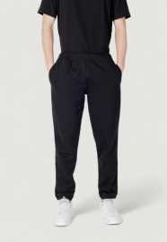 Calvin Klein PW - Jogger XL. Tieto základné joggery sú vyrobené z rýchloschnúceho recyklovaného polyesteru odvádzajúceho vlhkosť, ktorý odvádza vlhkosť od pokožky a nezaťažuje vás.Vďaka technickým detailom a zvýšenej estetike s vami budú držať krok aj po tréningu.