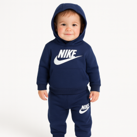 Nike kids club fleece set 12m. Štýl a pohodlie v jednom baleníTáto dvojdielna súprava Nike Club Fleece Set je navrhnutá tak, aby poskytla maximálny komfort a moderný vzhľad pre vaše dieťa.VýhodyPriestranný strih mikiny: Ideálny na vrstvenie s tričkom.Zúžené nohavice s pružným pásom: Pohodlné a jednoducho padnúce.Mäkký a ľahký flís: Poskytuje komfort a voľnosť pohybu.Univerzálne využitie: Oba diely je možné nosiť samostatne a kombinovať s ďalšími kúskami detského šatníka.Táto súprava je perfektná na každý deň – zahreje, vyzerá skvele a vaše dieťa sa v nej bude cítiť pohodlne aj v chladnejšom počasí.