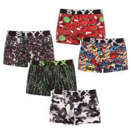 5PACK pánske boxerky Styx art športová guma viacfarebné (G85052535759) L, trenky. Pohodlie bez kompromisov v boxerkách od českej značky Styx
Doprajte si pohodlie, ktoré vydrží celý deň, s pánskymi boxerkami Styx v klasických farbách. Tieto pánske boxerky s kratšími nohavičkami a športovou gumou sú ideálnou voľbou na každodenné nosenie a výnimočný športový výkon. Navyše sa môžete spoľahnúť na tradičnú českú kvalitu, ktorá vás nikdy nesklame.
Kvalitný materiál pre maximálne pohodlie
Boxerky sú vyrobené z prvotriednej zmesi bavlny a umelých vlákien. Bavlna je priedušná a jemná k pokožke, zatiaľ čo modal dodáva materiálu hodvábnu jemnosť a odolnosť voči opotrebovaniu. Vďaka elastanu sa boxerky prispôsobia vášmu telu a zabezpečia úplnú voľnosť pohybu bez akýchkoľvek obmedzení. Táto kombinácia materiálov zabezpečuje dokonalú rovnováhu medzi pohodlím, funkčnosťou a odolnosťou.
Praktický dizajn a česká precíznosť
Boxerky Styx majú kratšie nohavice, ktoré sa nikde nezhrňujú a poskytujú maximálnu voľnosť pohybu. Športový elastický pás s logom Styx drží boxerky na mieste, netlačí a dodáva im moderný vzhľad. Klasické farebné prevedenie dodá vášmu šatníku nadčasovú eleganciu a svieži štýl.
Prečo si vybrať boxerky Styx

Česká kvalita: navrhnuté a vyrobené v Českej republike, čo zaručuje najvyššiu kvalitu spracovania.
Prémiové materiály: kombinácia bavlny, modalu a elastanu pre maximálne pohodlie.
Univerzálny dizajn: kratšie nohavičky a štýlová športová guma na každú príležitosť.

Spodná bielizeň Styx je jednou z najobľúbenejších
Česká značka Styx je medzi zákazníkmi známa najmä vďaka svojej spodnej bielizni s neotrelými vzormi vo výrazných farbách. Hlavným dôvodom obľúbenosti značky sú však jej pohodlné materiály a skvelé strihy, ktoré sme vyskúšali na vlastnej koži. Značka Styx patrí medzi naše privátne značky a za kvalitu našich výrobkov dáme ruku do ohňa.
Ako sa mám starať o svoje boxerky Styx?

Perte ich pri teplote 30 °C s jemným pracím prostriedkom, aby bol materiál stále mäkký a príjemný.
Sušenie: Sušička sa neodporúča, boxerky sušte voľne na vzduchu, aby si zachovali svoj tvar.
Žehlenie: V prípade potreby žehlite pri nízkej teplote, aby si materiál zachoval svoju mäkkosť.

Tip: Staňte sa expertom na údržbu spodnej bielizne vďaka tipom v našom článku a doprajte svojim obľúbeným kúskom starostlivosť, ktorú si zaslúžia.