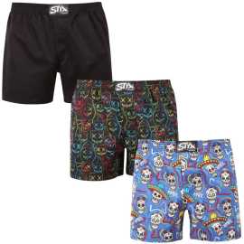3PACK pánske trenky Styx premium art klasická guma (3AP09036) XL, trenírky. Pánske šortky Styx - maximálne pohodlie a jedinečný dizajn
Chcete si dopriať absolútne pohodlie a zároveň vyniknúť originálnym štýlom? Pánske šortky Styx Premium Art s klasickou gumou sú presne to, čo hľadáte! Vďaka kvalitnému 100 % bavlnenému saténu vám poskytnú luxusnú mäkkosť na dotyk, skvelú priedušnosť a ľahkosť. Navyše ich jedinečný dizajn dodá vášmu šatníku originalitu a šmrnc.
Luxusný bavlnený satén pre prvotriedne pohodlie
Šortky sú vyrobené zo 100% bavlneného saténu, ktorý im dodáva mäkkosť, ľahkosť a vzdušnosť. V porovnaní s tradičnou bavlnou má jemnejšiu štruktúru a mierne lesklý povrch, ktorý dodáva bielizni luxusný vzhľad. Tento materiál je úžasne priedušný a dobre absorbuje pot, takže vaša pokožka môže dýchať aj počas naozaj horúcich dní. Okrem toho je aj veľmi odolný a trvácny, takže spodky dobre držia tvar aj po mnohých praniach.
Klasický pohodlný strih a originálne potlače
Pánske šortky Styx majú voľnejší strih, ktorý vám poskytne maximálnu voľnosť pohybu. Klasický elastický pás je pohodlný a nenarúša jedinečný dizajn šortiek. Výrazné vzory a žiarivé farby dodávajú šortkám Styx art originálny a hravý vzhľad, ktorý ocení každý muž so zmyslom pre humor. Šortky Styx sú ideálne na bežné nosenie, leňošenie na gauči alebo na spanie, vždy budú vyzerať dobre a dodajú vám sebavedomie.
Prečo by ste si nemali nechať ujsť šortky Styx

Prémiový bavlnený satén: Luxusný pocit a mäkká štruktúra vám zabezpečia pohodlie počas celého dňa.
Jedinečný dizajn: Originálne vzory a výrazné farby ti okamžite zdvihnú náladu.
Česká kvalita: Precízne spracovanie a dlhá životnosť.

Kvalita z Českej republiky, to je spodná bielizeň Styx
Spodná bielizeň Styx sa kompletne vyrába v Českej republike. Táto tradičná česká značka s viac ako 30-ročnou históriou dbá na kvalitu svojich výrobkov a využíva moderné technológie a tradičné postupy na zabezpečenie najvyššej kvality a pohodlia. Styx je navyše jednou z našich privátnych značiek, ktorým venujeme maximálnu starostlivosť a za ich výkonnosť dáme ruku do ohňa - pretože sme ich otestovali na sebe.
Ako sa staráte o svoje šortky, aby zostali dlho ako nové?

Pranie: Odporúčame prať na 30 ° C, aby si trenírky zachovali jemnosť a sýte farby.
Sušenie: Sušičku radšej vynechajte, aby si saténový materiál zachoval svoj luxusný vzhľad.
Žehlenie: Žehličku môžeš vynechať alebo ju zapni na nízku teplotu, aby nedošlo k poškodeniu jemnej štruktúry látky.

Tip: Staňte sa expertom na údržbu spodnej bielizne vďaka tipom v našom článku a doprajte svojim obľúbeným kúskom starostlivosť, akú si zaslúžia.