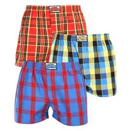 3PACK pánske trenky Styx klasická guma viacfarebné (3A11456) XL, trenírky. Česká kvalita a maximálny komfort
Doprajte si štýl a pohodlie s pánskymi šortkami Styx v pestrých farbách a originálnom dizajne. Šortky Styx sa navrhujú a vyrábajú v Českej republike, čo zaručuje nielen prvotriednu kvalitu, ale aj podporu miestnej výroby. Vďaka ich zábavným potlačiam a pohodlnému strihu budete hviezdou každého dňa.
Mäkký materiál pre celodenné pohodlie
Šortky Styx sú vyrobené zo 100 % bavlny, ktorá ponúka mäkkosť a priedušnosť aj pri celodennom nosení. Tento prírodný materiál je jemný k pokožke a vhodný aj pre mužov s citlivou pokožkou. Materiál je ľahký, takže je vhodný na každodenné aktivity a leňošenie na gauči, a zároveň dostatočne odolný, aby vydržal časté pranie.
Originálny dizajn a pohodlné nosenie
Šortky Styx vnesú do vášho šatníka hravosť a jedinečný štýl vďaka odvážnym farbám a originálnym potlačiam. Klasický elastický pás zaručuje pohodlné nosenie bez nepríjemného zarezávania. Voľný strih poskytuje maximálnu voľnosť pohybu a je ideálny na bežné nosenie, leňošenie doma alebo ako pohodlné pyžamo.
Prečo si zaobstarať šortky Styx?

Vyrobené v Českej republike s dôrazom na kvalitu a precíznosť.


Materiál zo 100 % bavlny pre mäkkosť a pohodlie.


Originálne a zábavné vzory, ktoré vás odlíšia.

Kvalita z Českej republiky, to je spodná bielizeň Styx
Spodná bielizeň Styx sa kompletne vyrába v Českej republike. Táto tradičná česká značka s viac ako 30-ročnou históriou dbá na kvalitu svojich výrobkov a využíva moderné technológie a tradičné postupy na zabezpečenie najvyššej kvality a pohodlia. Styx je navyše jednou z našich privátnych značiek, ktorým venujeme maximálnu starostlivosť a prikladáme ruku k dielu za ich výkon - pretože sme ich otestovali na sebe.
Ako sa starať o šortky Styx
Ak chcete zachovať kvalitu a pohodlie svojich šortiek, postupujte podľa týchto pokynov:

Pranie: Perte pri maximálnej teplote 30 °C, aby ste zachovali intenzívne farby a mäkkosť bavlny.


Sušenie: Neodporúčame sušenie v bubnovej sušičke, radšej ich nechajte voľne uschnúť na vzduchu.


Žehlenie: Šortky môžete žehliť pri nízkej teplote, aby mali hladký vzhľad.

Tip: Staňte sa expertom na údržbu spodnej bielizne vďaka tipom v našom článku a doprajte svojim obľúbeným kúskom starostlivosť, akú si zaslúžia.