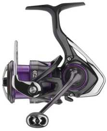 Daiwa navijak prorex 22 v lt 2500-xh.
 Pevné a odolné telo navijaka vyrobené z materiálu Zaion V zaisťuje umiestnenie Tough Digigear v tele navijaka a tým aj stabilne super hladký chod.
 •LT (Light & Tough) •Telo navijaka ZAIONV® •6 guličkových ložísk •ZAION V® AIR ROTOR® •TOUGH DIGIGEAR® •Infinite Anti-Reverse® •Brzdný systém ATD™ •Krížové navíjanie vlasca Cross Wrap® •Kovaná hliníková ABS® cievka na ďaleké hody •AIR BAIL® • Roľnička Twist Buster® II •Strojovo obrábaná hliníková skrutkovacia kľučka