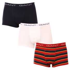 3PACK pánske boxerky Gant viacfarebné (902243013-630) XL, trenky. Štýl, ktorý vás nesklame - pánske boxerky GANT
Stavte na pohodlie a nadčasový vzhľad s pánskymi boxerkami GANT v nadčasovej farebnej kombinácii. Značka GANT je synonymom kvality a štýlu, a presne to vám prinášajú tieto boxerky. Sú pohodlné na každodenné nosenie, vyzerajú skvele a budete sa v nich cítiť dokonale.
Prvotriedny materiál pre každodenné pohodlie
Boxerky sú vyrobené z kvalitnej zmesi bavlny a elastanu. Bavlna je mäkká, priedušná a jemná k pokožke, takže vám zaistí pohodlie počas celého dňa. Materiál je dostatočne elastický, takže boxerky sa dokonale prispôsobia vášmu telu a zostanú pohodlné aj pri pohybe.
Moderný dizajn do práce aj na večerné rande
Jednoduchý dizajn dopĺňa vytkávaná guma v páse s logom GANT, ktorý je mäkký a netlačí. Kratšie nohavice pôsobia športovým dojmom a zároveň umožňujú väčšiu voľnosť pohybu - ideálne k tesnejším nohaviciam alebo šortkám. Nadčasová farebná kombinácia je univerzálna a elegantná, takže tieto boxerky sa hodia doslova ku všetkému a zvýšia vaše sebavedomie na pracovnom stretnutí alebo večer v bare.
Prečo by ste určite mali vyskúšať boxerky GANT

Kvalitný materiál a pohodlný strih:Mäkká bavlna s elastanom zaručuje pohodlie a skvelý strih.
Štýlový minimalistický dizajn: Klasické farebné prevedenie a vyšívané elastické logo pôsobia elegantne a moderne.
Univerzálnosť: Ideálne na každodenné nosenie, do práce, na šport aj na voľný čas.

Spodná bielizeň GANT pre štýlových mužov
Od roku 1949 je značka GANT synonymom precízneho remeselného spracovania a kvalitných materiálov. Pôvodne začínala ako výrobca košieľ, dnes je jej sortiment oveľa širší a zahŕňa veľký výber spodnej bielizne. Pánske boxerky vás potešia nielen svojou kvalitou, ktorá zaručuje pohodlie, ale aj sviežim, moderným vzhľadom, ktorý vám bude pristane.
Ako sa starať o pánske boxerky GANT
Aby vám spodná bielizeň dlho vydržala v skvelom stave, odporúčame dodržiavať tieto tipy.

Perte: Per ich pri maximálnej teplote 40 °C. Používajte jemný prací prostriedok a vyhýbajte sa bielidlám alebo silným chemikáliám, ktoré by mohli poškodiť látku alebo gumu.
Sušenie: Boxerky môžeš sušiť v sušičke - odporúčame nastaviť šetrný program na nižšiu teplotu. Vyhneš sa tak prípadnému zrazeniu alebo strate elasticity.
Žehlenie: Ak je to potrebné, môžeš ich žehliť na nízku teplotu, ideálne naruby. Vyhni sa žehleniu priamo cez gumu s logom, aby nedošlo k jej poškodeniu.

Tip: Nájsť ten správny kus spodnej bielizne, ktorý vám dokonale padne, môže byť náročné. Keď ho nájdete, oplatí sa oň dobre starať, aby vám dlho vydržal. Tipy, ako to urobiť, nájdete v našom článku.