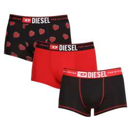 3PACK Moške boksarice Diesel večbarvne (00ST3V-0SIAX-E6800) S.
Uživajte v največjem udobju in samozavestnem slogu s temi moškimi boksericami Diesel.
Prijeten material za celodnevno udobje
Boksarice Diesel so izdelane iz mešanice bombaža in elastana, ki zagotavlja udobno nošenje, odlično zračnost in optimalno elastičnost.
Eleganten videz in brezčasna zasnova
Dobro prilegajoča se elastika drži boksarice točno tam, kjer morajo biti, nikjer se ne dvigajo ali režejo.
Zakaj bi morali preizkusiti bokserje Diesel

Razkošno udobje zaradi daljših nog: Idealne so za celodnevno nošenje, saj zagotavljajo več opore in manj trenja.
Premium material: Zagotavlja mehkobo, zračnost in prožnost, ki se brez omejitev prilagodi vašemu telesu.
Brezčasna zasnova z ikoničnim logotipom: Izrazita tkana elastika dodaja slog in zagotavlja, da boksarice ostanejo na svojem mestu.

Dieselovo spodnje perilo za tiste, ki si želijo najboljše zase
Ikonična znamka oblačil in spodnjega perila Diesel vas bo navdušila s preprostim slogom z izvirnimi elementi.
Kako skrbeti za bokserje Diesel
Če želite, da bo vaše najljubše spodnje perilo dolgo služilo, vam priporočamo, da upoštevate naslednje nasvete.

Pralnica: Priporočamo pranje pri 30 °C.
Sušenje: Te bokserice niso primerne za sušilni stroj.
Likanje: Bokserske hlače lahko likate na nizki stopnji, primerni za bombaž.

Nasvet: Iskanje pravega spodnjega perila, ki se vam popolnoma prilega, je lahko izziv.