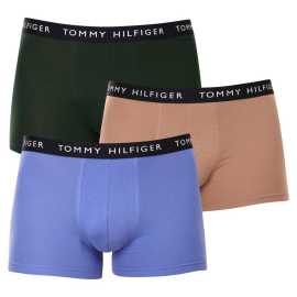 3PACK Herren Klassische Boxershorts Tommy Hilfiger mehrfarbig (UM0UM02203 0V1) XXL.
Gönnen Sie sich zeitlosen Stil und höchsten Komfort mit den Herren-Boxershorts von Tommy Hilfiger.
Hochwertiges Material für maximalen Komfort
Die Tommy Hilfiger Boxershorts sind aus weicher, sehr angenehm zu tragender Baumwolle mit einem Hauch von Elastan gefertigt, was ihnen Flexibilität und Haltbarkeit verleiht.
Ikonischer Stil und präziser Schnitt
Die Boxershorts haben längere Beine, die nicht hochgekrempelt werden und ausreichend Abdeckung und Komfort bieten.
Warum Sie Tommy Hilfiger Boxershorts nicht verpassen dürfen

Hochwertige Baumwolle mit Elastan: Weich, atmungsaktiv und bequem für ganztägigen Tragekomfort.
Längeres Bein und elastischer Bund: Stabilität, Stil und kein Scrollen.
Elegantes und zeitloses Design: Ideal für den Alltag und besondere Anlässe.

Tommy Hilfiger Unterwäsche ist eine Garantie für höchste Qualität
Die Marke Tommy Hilfiger wurde vor fast 40 Jahren zu einer Ikone amerikanischer Kleidung, und ihre farbenfrohe Palette aus Blau, Rot und Weiß ist auf den ersten Blick zu erkennen.
Pflegehinweise für Tommy Hilfiger Boxershorts

Waschen: Per bei 30 °C.
Trocknen: Boxer können bei niedriger Temperatur im Wäschetrockner getrocknet werden.
Bügeln: Falls erforderlich, können sie bei einer niedrigeren Temperatur gebügelt werden.

Tip: Das perfekte Stück Unterwäsche zu finden, kann manchmal eine Herausforderung sein.