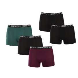 5PACK Moške boksarice Lee Cooper večbarvne (PO41013-1) M.
Privoščite si izjemno udobje in sodoben dizajn s temi moškimi boksericami priljubljene blagovne znamke Lee Cooper.
Kakovosten material, ki vas ne bo pustil na cedilu
Boksarice Lee Cooper so izdelane iz vrhunske mešanice bombaža in elastana, ki zagotavlja mehkobo, zračnost in prožnost.
Enostavna zasnova, sodoben videz in neskončno udobje
Te boksarice se ponašajo z izvirnim dizajnom.
Zakaj vam bodo všeč bokserice Lee Cooper?

Udobje in kakovost: Visokokakovostna mešanica bombaža in elastana za celodnevno udobje.


Vsestranskost: Idealno za vsakodnevno nošenje, šport in prosti čas.


Elegantna podrobnost: Tkana guma z logotipom Lee Cooper dodaja sodoben videz.

Lee Cooper že več kot 100 let izdeluje kakovostno spodnje perilo
Moške bokserice in drugo spodnje perilo najvišje kakovosti najdete pri blagovni znamki Lee Cooper, ki je priljubljena pri kupcih po vsem svetu.
Kako pravilno skrbeti za nove bokserje

Pralnica: Da bi ohranili barvo in kakovost materiala, priporočamo pranje boksaric pri 40 °C.


Sušenje: Za daljšo življenjsko dobo perila ne priporočamo uporabe sušilnega stroja.


Likanje: Bokserice lahko likate na nizki temperaturi, primerni za bombaž.

Nasvet: Iskanje pravega spodnjega perila, ki se vam popolnoma prilega, je lahko izziv.