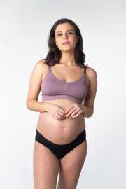 Ženski grudnjak Hotmilk My Necessity REGULAR CAP dojenje ljubičasta (MNT-regular) S.
Hotmilk grudnjak za dojilje idealan je izbor za sve trudnice i mlade majke koje traže maksimalnu udobnost i potporu za svakodnevno nošenje.
Kvalitetan materijal za vašu maksimalnu udobnost
Grudnjak Hotmilk izrađen je od fine mješavine poliamida i elastina koji osigurava prozračnost, ugodan osjećaj na tijelu i dovoljnu elastičnost.
Minimalistički dizajn i praktični detalji
Hotmilk grudnjak za dojilje je jednostavnog, glatkog kroja bez nepotrebnih šavova, koji pristaje uz svaku odjeću, grudnjak je gotovo nevidljiv ispod odjeće.
Ovaj Hotmilk grudnjak idealan je za veličine grudi A-DDD.
Zašto Hotmilk grudnjak za dojenje vrijedi isprobati

Adaptivni rez: Grudnjak se prilagođava na dvije do tri veličine košarica, osiguravajući udobnost i fleksibilnost tijekom trudnoće i nakon poroda.


Jednostavno dojenje: Praktične kopče za otvaranje jednom rukom osiguravaju lak pristup dojkama, idealne za dojenje kod kuće ili vani.


Besprijekoran dizajn: Glatka završna obrada bez šavova osigurava da grudnjak neće biti vidljiv ispod odjeće, što ga čini prikladnim za svakodnevno nošenje.


Udobnost na svakom koraku: Izvrstan izbor za bolnicu, spavanje ili mirne dane kod kuće zahvaljujući mekom i rastezljivom materijalu bez kostiju.

Hotmilk donje rublje podržat će vaše samopouzdanje tijekom trudnoće i dojenja
Razdoblje trudnoće i ranog majčinstva spada u razdoblja u životu žene kada se tijelo mijenja doslovno iz sata u sat.
Grudnjaci, gaćice ili kamisole već na prvi pogled svojim izgledom odskaču od uobičajenog asortimana donjeg rublja za trudnice i dojilje jer naglašavaju ne samo praktičnu stranu stvari, već prije svega da ženama dobro stoje.
Hotmilk njega grudnjaka
Kako bi vaš novi omiljeni grudnjak dugo trajao u savršenom stanju, preporučamo da se pridržavate sljedećih savjeta.

Pranje: Preporučujemo pranje grudnjaka na nježnom ciklusu u hladnoj vodi i korištenje zaštitne vrećice za rublje.


Sušenje: Ne preporučamo sušenje u sušilici kako bi se očuvala elastičnost i oblik grudnjaka.

Savjet: Da biste mogli uživati ​​u ovom grudnjaku zaista dugo, zaslužuje izuzetan tretman.