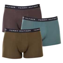 3PACK Moške boksarice Tommy Hilfiger večbarvne (UM0UM02203 0XX) XL.
Privoščite si brezčasen slog in vrhunsko udobje z moškimi boksericami Tommy Hilfiger.
Vrhunski material za maksimalno udobje
Boksarice Tommy Hilfiger so izdelane iz mehkega, na otip prijetnega bombaža z dodatkom elastana, ki jim daje prožnost in trpežnost.
Ikoničen slog in natančen kroj
Bokserji imajo daljše noge, ki se ne zvijajo, ter zagotavljajo zadostno pokritost in udobje.
Zakaj ne smete zamuditi boksaric Tommy Hilfiger

Vrhunski bombaž z elastanom: Mehke, zračne in udobne za celodnevno nošenje.
Daljše noge in elastičen pas: Stabilnost, slog in brez premikanja.
Elegantna in brezčasna zasnova: Odlično za vsak dan in posebne priložnosti.

Spodnje perilo Tommy Hilfiger je zagotovilo najvišje kakovosti
Blagovna znamka Tommy Hilfiger je pred skoraj 40 leti postala ikona ameriškega oblačenja, njena barvita paleta modre, rdeče in bele barve pa je prepoznavna že na prvi pogled.
Kako skrbeti za bokserje Tommy Hilfiger

Pralnica: Per pri 30 °C.
Sušenje: Bokserje lahko sušite v sušilnem stroju pri nizki temperaturi.
Likanje: Po potrebi jih lahko likate pri nižji temperaturi.

Nasvet: Iskanje popolnega spodnjega perila je včasih lahko izziv.