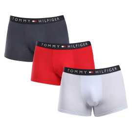 3PACK Moške boksarice Tommy Hilfiger večbarvne (UM0UM03180 0R1) S.
Privoščite si brezčasen slog in vrhunsko udobje z moškimi boksericami Tommy Hilfiger.
Vrhunski material za maksimalno udobje
Boksarice Tommy Hilfiger so izdelane iz mehkega, na otip prijetnega bombaža z dodatkom elastana, ki jim daje prožnost in trpežnost.
Ikoničen slog in natančen kroj
Bokserji imajo daljše noge, ki se ne zvijajo, ter zagotavljajo zadostno pokritost in udobje.
Zakaj ne smete zamuditi boksaric Tommy Hilfiger

Vrhunski bombaž z elastanom: Mehke, zračne in udobne za celodnevno nošenje.
Daljše noge in elastičen pas: Stabilnost, slog in brez premikanja.
Elegantna in brezčasna zasnova: Odlično za vsak dan in posebne priložnosti.

Spodnje perilo Tommy Hilfiger je zagotovilo najvišje kakovosti
Blagovna znamka Tommy Hilfiger je pred skoraj 40 leti postala ikona ameriškega oblačenja, njena barvita paleta modre, rdeče in bele barve pa je prepoznavna že na prvi pogled.
Kako skrbeti za bokserje Tommy Hilfiger

Pralnica: Per pri 30 °C.
Sušenje: Bokserje lahko sušite v sušilnem stroju pri nizki temperaturi.
Likanje: Po potrebi jih lahko likate pri nižji temperaturi.

Nasvet: Iskanje popolnega spodnjega perila je včasih lahko izziv.