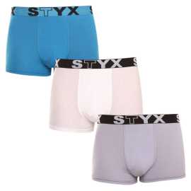 3PACK Herren Klassische Boxershorts Styx sportlicher Gummizug mehrfarbig (G969106167) L.
Gönnen Sie sich Komfort für den ganzen Tag mit den Styx Boxershorts für Männer in einer klassischen Farbgebung.
Hochwertiges Material für maximalen Komfort
Die Boxershorts sind aus einer hochwertigen Mischung aus Baumwolle und Kunstfasern gefertigt.
Praktisches Design und tschechische Präzision
Styx Boxershorts haben kürzere Beine, die nirgends einrollen und Ihnen maximale Bewegungsfreiheit bieten.
Warum Styx Boxershorts wählen

Tschechische Qualität: Entworfen und hergestellt in der Tschechischen Republik, was eine hohe Qualität der Verarbeitung garantiert.
Hochwertige Materialien: Kombination aus Baumwolle, Modal und Elastan für maximalen Komfort.
Universelles Design: Kürzere Beine und modisch-sportlicher Gummizug für jede Gelegenheit.

Styx-Unterwäsche ist eine der beliebtesten
Die tschechische Marke Styx ist bei den Kunden vor allem für ihre Shorts mit neuartigen Mustern in kräftigen Farben bekannt.
Wie pflege ich meine Styx-Boxershorts richtig?

Wäscherei: Bei 30°C mit einem milden Waschmittel waschen, damit das Material weich und bequem bleibt.
Trocknen: Es wird nicht empfohlen, Boxershorts im Wäschetrockner zu trocknen, sondern an der Luft zu trocknen, damit sie ihre Form behalten.
Bügeln: Falls erforderlich, bügeln Sie bei niedriger Temperatur, um die Weichheit des Materials zu erhalten.

Tip: Werden Sie ein Experte für die Pflege von Unterwäsche mit den Ratschlägen in unserem Artikel und geben Sie Ihren Lieblingsstücken die Pflege, die sie verdienen.
