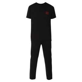 Pyjama homme HUGO noir (50525331 001) M.
Le pyjama HUGO pour homme offre un maximum de confort et de style.
Matériau de première qualité pour une sensation parfaite
Les pyjamas HUGO sont fabriqués en pur coton, doux, respirant et agréable au toucher.
Style luxueux et fonctionnalité à la fois
Un pantalon long et un T-shirt ample au design minimaliste confèrent à ce pyjama un look moderne et luxueux qui vous permettra de vous sentir élégant non seulement pendant votre sommeil, mais aussi lorsque vous vous détendez à la maison.
Pourquoi vous aimerez les pyjamas HUGO

Matériau de luxe: La teneur élevée en coton garantit le confort, la respirabilité et une sensation agréable sur la peau.
Design élégant: Le design minimaliste et les détails modernes ajoutent du style, même pendant le sommeil.
Emballage exclusif: Le pyjama est présenté dans une boîte élégante, ce qui en fait un cadeau idéal.

La marque HUGO perpétue une longue tradition
Les vêtements et sous-vêtements HUGO perpétuent l'histoire de la célèbre marque Hugo Boss, que nous associons tous à des pièces de luxe qui ajoutent une touche d'exclusivité à notre garde-robe.
Comment entretenir les pyjamas HUGO pour hommes ?
Pour que votre pyjama reste longtemps en parfait état, nous vous recommandons les conseils suivants.

Blanchisserie : Nous recommandons un lavage à une température maximale de 40 °C avec des détergents doux.
Séchage : Évitez le séchage en machine pour que le coton reste souple et conserve sa forme.
Repassage : Le pyjama peut être repassé à basse température.

Conseil : Trouver le sous-vêtement qui vous convient parfaitement peut s'avérer difficile.