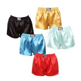 5PACK ženske kratke hlače Styx klasični gumeni saten višebojni (5L0635072) S.
Priuštite si jedinstven osjećaj luksuza i udobnosti uz ženske satenske gaćice Styx!
Kvalitetan materijal za maksimalnu udobnost
Ženske gaćice Styx izrađene su od udobnog satenskog materijala koji osigurava lakoću, mekoću i blagi učinak hlađenja na koži.
Zavodljiv dizajn i precizna češka izrada
Ženske kratke hlače Styx dizajnirane su u jednostavnom, ali učinkovitom krojukoji će vam pružiti apsolutnu slobodu kretanja.
Zašto ćete voljeti ove Styx satenske gaćice?

Luksuzni satenski materijal: Mekan, lagan i ugodno hladan na koži.
Moderan dizajn: Za elegantan i samouvjeren izgled.
Udobno pristajanje: Idealno za spavanje, nošenje kod kuće ili slobodne aktivnosti.
Klasična guma sa Styx logotipom: Savršeno pristaje i ne pritiska.
Proizvedeno u Češkoj Republici: Precizna obrada i jamstvo kvalitete

Donje rublje Styx jedno je od najpopularnijih
Češki brend Styx među kupcima je poznat ponajviše po kratkim hlačama sa svježim uzorcima upečatljivih boja.
Kako njegovati svoje Styx kratke hlače?
Kako biste svoje omiljene satenske gaćice dugo održali u izvrsnom stanju, preporučujemo da slijedite ove savjete:

Pranje: Preporučujemo pranje na 30°C kako bi kratke hlače zadržale svoj suptilni sjaj i mekoću.
Sušenje: Ne preporučujemo sušenje u sušilici kako biste izbjegli oštećenje vlakana.
peglanje: Ako je potrebno, kratke hlače možete glačati na laganoj vatri.

Savjet: Vaše omiljeno donje rublje zaslužuje nježan tretman.