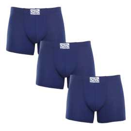3PACK herenboxershort Styx lang klassiek elastisch donkerblauw (3F0968) M.
Op zoek naar de perfecte combinatie van comfort, stijl en kwaliteit?
Eersteklas materiaal voor ultiem comfort
Deze boxershorts zijn gemaakt van een unieke mix van katoen, modal en elastaan.
Perfecte pasvorm en comfortabel klassiek rubber
De boxershorts voor heren van Styx hebben langere pijpen die oncomfortabel rollen voorkomen en zorgen voor maximaal comfort tijdens elke beweging.
Waarom je van Styx boxers zult houden

Hoogwaardige combinatie van katoen en modal: Zacht, ademend en comfortabel op het lichaam.
Langere slipjes: Ze voorkomen pilling en zorgen voor meer comfort.
Klassieke elastische tailleband: Het duwt niet, maar houdt stevig op zijn plaats.
Geschikt voor vrijetijdskleding en sport: Een geweldige keuze voor actieve mannen.
Gemaakt in Tsjechië: Tsjechische kwaliteit en nauwkeurig vakmanschap.

Styx ondergoed is een van de populairste
Het Tsjechische merk Styx staat bij klanten vooral bekend om zijn shorts met nieuwe patronen in opvallende kleuren.
Hoe verzorg je Styx boxers?
Om ervoor te zorgen dat je favoriete boxershort lang goed blijft, raden we je aan deze tips te volgen:

Wasgoed: We raden aan op 30 °C te wassen om de zachtheid en elasticiteit van het materiaal te behouden.
Drogen: Niet geschikt voor de droogtrommel om verlies van elasticiteit en beschadiging van de vezels te voorkomen.
Strijken: Indien nodig kan het gestreken worden op een lage temperatuur, maar we raden aan het binnenstebuiten te strijken.

Tip: Het juiste ondergoed vinden dat perfect bij je past, kan een uitdaging zijn.