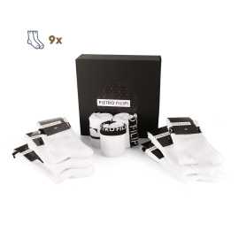 9PACK ponožky Pietro Filipi športové vysoké bielé (9POB1) M.
Športové ponožky Pietro Filipi s vysokým strihom sú skvelou voľbou pre každého, kto hľadá kombináciu elegancie a funkčnosti.
Kvalitný materiál pre pohodlie aj počas náročných aktivít
Športové ponožky Pietro Filipi sú vyrobené z prvotriednej zmesi bavlny, polyamidu a elastanu.
Praktický strih na každodenné použitie
Vďaka vyššiemu strihu poskytujú ponožky Pietro Filipi dostatočnú ochranu členkov počas behu, jazdy na bicykli alebo iných športových aktivít.
Prečo si vybrať športové ponožky Pietro Filipi?

Maximálne pohodlie: Ergonomický strih zaisťuje dokonalú oporu chodidla.


Priedušnosť: Prvotriedna zmes materiálov umožňuje vynikajúcu cirkuláciu vzduchu a odvádza vlhkosť.


Štýl a elegancia: Jednoduchý dizajn s logom Pietro Filipi zvýrazňuje váš zmysel pre detail.


Univerzálnosť: Ideálne na športové výkony, turistiku a štýlové každodenné oblečenie.

Spodná bielizeň Pietro Filipi pre všetkých štýlových mužov
Značka Pietro Filipi má na českom trhu dlhú tradíciu.
Starostlivosť o ponožky Pietro Filipi
Aby si ponožky čo najdlhšie zachovali svoj tvar a farbu, je dôležité dodržiavať niekoľko jednoduchých pravidiel ich starostlivosti.

Pranie: Ponožky odporúčame prať pri maximálnej teplote 30 °C.


Sušenie: Ponožky sa neodporúča sušiť v bubnovej sušičke, pretože vysoké teploty môžu spôsobiť zmrštenie materiálu alebo stratu pružnosti.


Žehlenie: Ponožky Pietro Filipi sa nemusia žehliť.

Tip: Staňte sa expertom na údržbu spodnej bielizne vďaka tipom v našom článku a doprajte svojim obľúbeným kúskom starostlivosť, akú si zaslúžia.