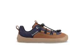 Baskets enfants barefoot Be Lenka Xplorer - Dark Brown & Navy.
 baskets en cuir nubuck premiumla pointe des chaussures est suffisamment large pour permettre aux orteils de bouger naturellementla doublure est agréable au toucher et assure en plus du confort et une isolation thermiquel'arrêt de cordon permet un serrage idéal des baskets sur le cou-de-piedla semelle flexible KidsUltraGrip avec un motif de dessin animé, de 6 mm d'épaisseur, assure un contact idéal avec la surface (affecte favorablement le développement du pied de l'enfant)les chaussures ne sont pas destinées au sport (le cyclisme, la trotinette et d'autres activités qui sollicitent la semelle peuvent causer des dommages mécaniques à celle-ci)
Avantages des chaussures barefoot :
semelle ultra souplezéro drop (pente nulle) : talon et orteils dans un même plan pour une bonne posturepointe spacieuse pour vos orteilschaussures légères
Type : chaussure de ville