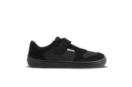 Barefoot zapatillas de niños Be Lenka Joy - All Black.
  los zapatos descalzos imitan perfectamente el andar descalzo, exactamente como lo ha diseñado la naturaleza  suela cosida para la vida del zapato más larga  La suela KidsComfort, gracias a sus salientes, garantiza una perfecta estabilidad y control del paso  calzado prácticos gracias al velcro  zapatos bajos ligeros con una divertida combinación de cuero y textil  plantilla extraíble que elimina perfectamente la humedad
Beneficios del calzado barefoot:
  suela ultraflexible  caída cero (zero drop): talón y punta en un mismo plano para una postura adecuada  puntera espaciosa para los dedos del pie  calzado ligero
Tipo: calzado de calle