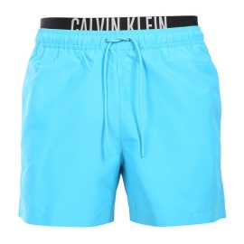 Bademode für Männer Calvin Klein blau (KM0KM01093-CVJ) XXL.
Möchten Sie stilvoll aussehen und gleichzeitig maximalen Komfort genießen?
Leichtes und funktionelles Material sorgt für Komfort
Der Badeanzug ist aus leichtem Polyester gefertigt, das schnell trocknet und sehr strapazierfähig ist.
Bequeme Passform für jede Gelegenheit
Der Calvin Klein-Badeanzug hat kürzere Beine, so dass er Sie nicht einengt und Ihre Beine zeigt.
Warum Calvin Klein Bademode in Ihrem Kleiderschrank nicht fehlen darf

Erstklassiges Design: Ein luxuriöser Look mit dem kultigen Calvin Klein-Logo.
Schnell trocknendes Material.
Perfekter Schnitt: Die kurzen Beine und der elastische Bund mit Kordelzug passen sich Ihrem Körper an und sorgen für maximale Bewegungsfreiheit.

Calvin Klein Unterwäsche wird von Menschen auf der ganzen Welt geliebt
Calvin Klein Herrenunterwäsche gehört zu den Aushängeschildern der Modeindustrie.
Wie pflegt man Bademode?
Damit Ihre Bademode so lange wie neu hält, ist es wichtig, sie richtig zu pflegen:

Waschen: Empfohlen für 30°C mit mildem Reinigungsmittel.
Trocknen: Nicht für den Wäschetrockner geeignet - am besten an der Luft trocknen lassen.
Bügeln: Nicht bügeln, das Material glättet sich von selbst.

Tip: Die Wahl eines Badeanzugs, der Ihnen perfekt passt und Ihren Stil unterstreicht, kann ein langer Weg sein.