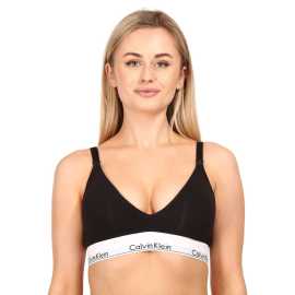 Calvin Klein Ženski nedrček za nego črne barve (QF6218E-001) S.
Odkrijte udobje in popolno funkcionalnost z elegantnim, minimalističnim modrčkom za dojenje Calvin Klein.
Udoben in kakovosten material za vsakodnevno nošenje
Modrček je izdelan iz kakovostne mešanice bombaža in elastana, ki je mehka, zračna in prijazna do kože.
Funkcionalna in elegantna oblika za udobno dojenje
Calvin Kleinov modrček za dojenje ima gladko površino, ki zagotavlja sodoben in eleganten videz brez nepotrebnih šivov, zato se ne dviguje po nepotrebnem pod oblačili.
Zakaj preizkusiti modrček za dojenje Calvin Klein

Funkcionalno in udobno: Zaradi odstranljivih ojačitev in odsotnosti podložke je modrček udoben in ga je mogoče zlahka prilagoditi vašim potrebam.
Eleganten videz: Elegantna oblika v črni barvi je vsestranska in sodobna.
Kakovostni material: Kombinacija bombaža in elastana zagotavlja udobje in prijaznost do kože.

Spodnje perilo Calvin Klein obožujejo ljudje po vsem svetu
Moško spodnje perilo Calvin Klein je ena od stalnic modne industrije.
Kako pravilno skrbeti za modrček?

Pralnica: Priporočamo, da nedrček operete pri najvišji temperaturi 30 °C s standardnim programom ali ročno.
Sušenje: Nedrčka ne sušite v sušilniku.
Likanje: Po potrebi lahko nedrček likate pri temperaturi največ 110 °C, vendar priporočamo, da likate le na hrbtni strani.

Nasvet: Iskanje pravega spodnjega perila, ki se vam popolnoma prilega, je lahko izziv.