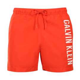 Bademode für Männer Calvin Klein rot (KM0KM01092-XM8) 6XL.
Möchten Sie stilvoll aussehen und gleichzeitig maximalen Komfort genießen?
Leichtes und funktionelles Material sorgt für Komfort
Der Badeanzug ist aus leichtem Polyester gefertigt, das schnell trocknet und sehr strapazierfähig ist.
Bequeme Passform für jede Gelegenheit
Der Calvin Klein-Badeanzug hat kürzere Beine, so dass er Sie nicht einengt und Ihre Beine zeigt.
Warum Calvin Klein Bademode in Ihrem Kleiderschrank nicht fehlen darf

Erstklassiges Design: Ein luxuriöser Look mit dem kultigen Calvin Klein-Logo.
Schnell trocknendes Material.
Perfekter Schnitt: Die kurzen Beine und der elastische Bund mit Kordelzug passen sich Ihrem Körper an und sorgen für maximale Bewegungsfreiheit.

Calvin Klein Unterwäsche wird von Menschen auf der ganzen Welt geliebt
Calvin Klein Herrenunterwäsche gehört zu den Aushängeschildern der Modeindustrie.
Wie pflegt man Bademode?
Damit Ihre Bademode so lange wie neu hält, ist es wichtig, sie richtig zu pflegen:

Waschen: Empfohlen für 30°C mit mildem Reinigungsmittel.
Trocknen: Nicht für den Wäschetrockner geeignet - am besten an der Luft trocknen lassen.
Bügeln: Nicht bügeln, das Material glättet sich von selbst.

Tip: Die Wahl eines Badeanzugs, der Ihnen perfekt passt und Ihren Stil unterstreicht, kann ein langer Weg sein.