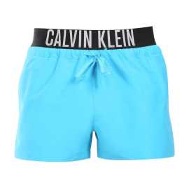 Moške kopalke Calvin Klein modre (KM0KM01094-CVJ) L.
Želite biti videti elegantno in hkrati uživati v največjem udobju?
Lahkoten in funkcionalen material vam zagotavlja udobje
Kopalke so izdelane iz lahkega poliestra, ki se hitro suši in je zelo trpežen.
Udobno prileganje za vsako priložnost
Kopalke Calvin Klein imajo krajše noge, zato vas ne omejujejo in pustijo vaše noge na ogled.
Zakaj v vaši garderobi ne smejo manjkati kopalke Calvin Klein

Vrhunska zasnova: Razkošen videz z ikoničnim logotipom Calvin Klein.
Material za hitro sušenje.
Odličen kroj: Kratke nogavice in elastičen pas z vrvico se bodo prilagodili vašemu telesu in zagotovili največjo svobodo gibanja.

Spodnje perilo Calvin Klein obožujejo ljudje po vsem svetu
Moško spodnje perilo Calvin Klein je ena od stalnic modne industrije.
Kako skrbeti za kopalke?
Če želite zagotoviti, da bodo vaše kopalke trajale kot nove, je pomembno, da jih pravilno negujete:

Pralnica: Priporočeno za 30 °C z blagim detergentom.
Sušenje: Ni primerno za sušenje v sušilnem stroju - najbolje je, da se posuši na zraku.
Likanje: Ne likate, material se naravno zravna.

Nasvet: Izbira kopalk, ki se vam popolnoma prilegajo in poudarjajo vaš slog, je lahko dolgotrajna.