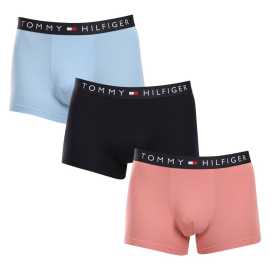 3PACK Herren Klassische Boxershorts Tommy Hilfiger mehrfarbig (UM0UM03180 0XO) M.
Gönnen Sie sich zeitlosen Stil und höchsten Komfort mit den Herren-Boxershorts von Tommy Hilfiger.
Hochwertiges Material für maximalen Komfort
Die Tommy Hilfiger Boxershorts sind aus weicher, sehr angenehm zu tragender Baumwolle mit einem Hauch von Elastan gefertigt, was ihnen Flexibilität und Haltbarkeit verleiht.
Ikonischer Stil und präziser Schnitt
Die Boxershorts haben längere Beine, die nicht hochgekrempelt werden und ausreichend Abdeckung und Komfort bieten.
Warum Sie Tommy Hilfiger Boxershorts nicht verpassen dürfen

Hochwertige Baumwolle mit Elastan: Weich, atmungsaktiv und bequem für ganztägigen Tragekomfort.
Längeres Bein und elastischer Bund: Stabilität, Stil und kein Scrollen.
Elegantes und zeitloses Design: Ideal für den Alltag und besondere Anlässe.

Tommy Hilfiger Unterwäsche ist eine Garantie für höchste Qualität
Die Marke Tommy Hilfiger wurde vor fast 40 Jahren zu einer Ikone amerikanischer Kleidung, und ihre farbenfrohe Palette aus Blau, Rot und Weiß ist auf den ersten Blick zu erkennen.
Pflegehinweise für Tommy Hilfiger Boxershorts

Waschen: Per bei 30 °C.
Trocknen: Boxer können bei niedriger Temperatur im Wäschetrockner getrocknet werden.
Bügeln: Falls erforderlich, können sie bei einer niedrigeren Temperatur gebügelt werden.

Tip: Das perfekte Stück Unterwäsche zu finden, kann manchmal eine Herausforderung sein.