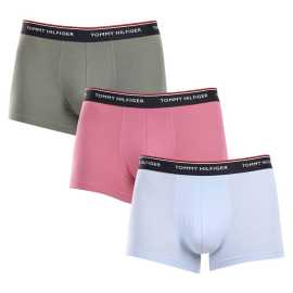 3PACK Herren Klassische Boxershorts Tommy Hilfiger mehrfarbig (1U87903842 0XV) L.
Gönnen Sie sich zeitlosen Stil und höchsten Komfort mit den Herren-Boxershorts von Tommy Hilfiger.
Hochwertiges Material für maximalen Komfort
Die Tommy Hilfiger Boxershorts sind aus weicher, sehr angenehm zu tragender Baumwolle mit einem Hauch von Elastan gefertigt, was ihnen Flexibilität und Haltbarkeit verleiht.
Ikonischer Stil und präziser Schnitt
Die Boxershorts haben längere Beine, die nicht hochgekrempelt werden und ausreichend Abdeckung und Komfort bieten.
Warum Sie Tommy Hilfiger Boxershorts nicht verpassen dürfen

Hochwertige Baumwolle mit Elastan: Weich, atmungsaktiv und bequem für ganztägigen Tragekomfort.
Längeres Bein und elastischer Bund: Stabilität, Stil und kein Scrollen.
Elegantes und zeitloses Design: Ideal für den Alltag und besondere Anlässe.

Tommy Hilfiger Unterwäsche ist eine Garantie für höchste Qualität
Die Marke Tommy Hilfiger wurde vor fast 40 Jahren zu einer Ikone amerikanischer Kleidung, und ihre farbenfrohe Palette aus Blau, Rot und Weiß ist auf den ersten Blick zu erkennen.
Pflegehinweise für Tommy Hilfiger Boxershorts

Waschen: Per bei 30 °C.
Trocknen: Boxer können bei niedriger Temperatur im Wäschetrockner getrocknet werden.
Bügeln: Falls erforderlich, können sie bei einer niedrigeren Temperatur gebügelt werden.

Tip: Das perfekte Stück Unterwäsche zu finden, kann manchmal eine Herausforderung sein.