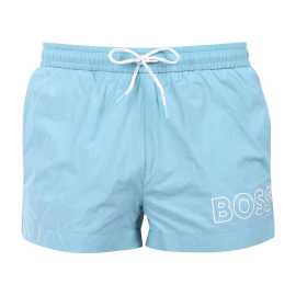 Bademode für Männer BOSS blau (50469280-455) M.
Sind Sie auf der Suche nach einem modernen und stilvollen Badeanzug, der nicht nur gut aussieht, sondern auch bequem ist?
Leichtes und haltbares Material
Der Badeanzug besteht aus einer leichten, schnell trocknenden Kunstfaser , die wasser-, chlor- und sonnenlichtbeständig ist.
Bequemer Schnitt mit perfekter Passform
Die Herren-Shorts BOSS Bademode hat ein modernes Design mit sportlichem Touch und passt zu jedem aktiven Mann.
Warum ist BOSS Bademode einen Versuch wert?

Zeitloses Design: Ein minimalistischer und moderner Look für jede Gelegenheit.
Schnell trocknendes Material: Leichte und strapazierfähige Kunstfasern für maximalen Komfort.
Sie passen perfekt: Gummizug in der Taille und kurze Beine für mehr Bewegungsfreiheit und Komfort.

Alle stilvollen Männer werden BOSS Unterwäsche lieben
Die Marke BOSS wurde aus dem bekannten Bekleidungshersteller Hugo Boss ausgegliedert und bietet eine Produktlinie für Männer, die hochwertige Stücke und zeitlose Looks lieben.
Wie pflegt man BOSS Bademode?
Damit Ihre Bademode so lange wie neu hält, ist es wichtig, sie richtig zu pflegen:

Waschen: Empfohlen für 30°C mit mildem Reinigungsmittel.
Trocknen: Nicht im Wäschetrockner trocknen, am besten an der Luft trocknen lassen.
Bügeln: Nicht bügeln, das Material wird sich von selbst glätten.

Tip: Die Wahl eines Badeanzugs, der Ihnen perfekt passt und Ihren Stil unterstreicht, kann ein langer Weg sein.