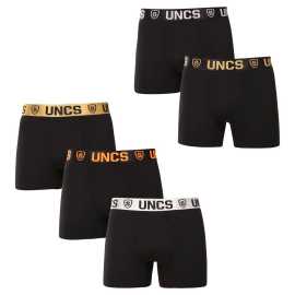 5PACK pánske boxerky UNCS čierné (24Z162PSPP) XL, trenky.
Pánske boxerky UNCS sú navrhnuté tak, aby poskytovali maximálne pohodlie a atraktívny dizajn vo všetkých veľkostiach.
Materiály, ktoré sa prispôsobia vašim potrebám
Tento model boxeriek je vyrobený z kvalitnej zmesi bavlny a elastanu, ktorá zaručuje maximálne pohodlie aj pri celodennom nosení.
Moderný strih a výrazný dizajn
Boxerky UNCS majú dlhšie nohavičky, ktoré zabraňujú odieraniu a poskytujú dodatočnú oporu počas pohybu.
Prečo by ste mali vyskúšať boxerky UNCS

Štýlový vzhľad: Moderný dizajn s kontrastnými prvkami dodáva boxerkám atraktívny vzhľad.
Dlhšie nohavičky: Poskytujú pohodlie a minimalizujú trenie pri pohybe.
Vytkávaná guma s logom UNCS: Pohodlný pás, ktorý pevne drží, ale zároveň netlačí.

Spodná bielizeň UNCS nielen pre milovníkov extravagancie
Pánska spodná bielizeň UNCS vyniká predovšetkým príjemnými materiálmi a jednoduchými strihmi.
Ako sa starať o boxerky UNCS?

Pranie: Odporúčame prať pri 30 °C s jemnými pracími prostriedkami, aby si materiál zachoval svoju kvalitu.
Sušenie: Je možné sušiť v sušičke pri nízkej teplote, čo šetrí čas.
Žehlenie: Nie je potrebné, pretože materiál drží svoj tvar bez ďalších úprav.

Tip: Staňte sa expertom na údržbu spodnej bielizne vďaka radám v našom článku a doprajte svojim obľúbeným kúskom starostlivosť, ktorú si zaslúžia.