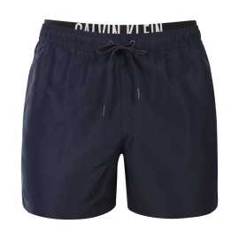 Moške kopalke Calvin Klein temno modre (KM0KM01093-CEF) XXL.
Predstavljamo moške kopalke Calvin Klein, ki združujejo ikonično oblikovanje znamke s sodobnimi elementi.
Kakovost Calvin Klein, ki vas ne bo pustila na cedilu
Kopalke Calvin Klein so izdelane iz 100-odstotno recikliranega poliestra, kar zagotavlja vrhunsko kakovost in hkrati spodbuja trajnost.
Premišljena zasnova za vaše udobje
Kopalke Calvin Klein so oblikovane z mislijo na udobje in slog.
Zakaj kopalke Calvin Klein ne bi smele manjkati v vaši garderobi?

Trajnostni razvoj: Kopalke so izdelane iz recikliranih materialov, kar zmanjšuje vpliv na okolje.
Tehnologija hitrega sušenja: Sodoben material bo poskrbel za največje udobje skozi ves dan.
Elegantna in sodobna zasnova: Calvin Klein preprosto nikoli ne gre iz mode.
Odlična izbira: Zvezda boste ne le na plaži, temveč tudi na zabavah ob bazenu ali pri vseh vodnih športih.

Spodnje perilo Calvin Klein vam omogoča edinstven slog
Moško spodnje perilo Calvin Klein je ena od stalnic modne industrije.
Kako skrbeti za kopalke Calvin Klein
Da bi kopalke Calvin Klein dolgo časa ohranile svojo kakovost in barvo, je treba upoštevati pravilen postopek vzdrževanja.

Pralnica: Operite jih v pralnem stroju pri temperaturi največ 30 °C in uporabite blago pralno sredstvo, ki je nežno do materiala.
Sušenje: Kopalk ne sušite v sušilnem stroju - raje jih pustite sušiti na zraku v senci, da preprečite bledenje živo rdeče barve.
Shranjevanje: Ko so kopalke popolnoma suhe, jih shranite v suhem in dobro prezračevanem prostoru, da preprečite nastanek plesni.

Nasvet: Iskanje pravega spodnjega perila, ki se vam popolnoma prilega, je lahko izziv.