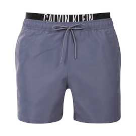 Bañador de hombre Calvin Klein gris (KM0KM01093-PCP) L.
Presentamos los bañadores para hombre de Calvin Klein que combinan el diseño icónico de la marca con elementos modernos.
Calidad Calvin Klein que no te defraudará
Los bañadores Calvin Klein están confeccionados con poliéster 100% reciclado, lo que garantiza una calidad superior al tiempo que fomenta la sostenibilidad.
Diseño pensado para su comodidad
Los bañadores Calvin Klein están diseñados pensando en la comodidad y el estilo.
¿Por qué no debería faltar en tu armario la ropa de baño Calvin Klein?

Sostenibilidad: Los bañadores se fabrican con materiales reciclados, lo que reduce el impacto en el medio ambiente.
Tecnología de secado rápido: Su moderno material le garantizará la máxima comodidad durante todo el día.
Diseño elegante y moderno: Calvin Klein nunca pasa de moda.
La elección perfecta: Serás una estrella no sólo en la playa, sino también en las fiestas en la piscina o en cualquier deporte acuático.

La ropa interior Calvin Klein te da un estilo único
La ropa interior masculina Calvin Klein es uno de los incondicionales de la industria de la moda.
Cómo cuidar los bañadores Calvin Klein
Para que los bañadores Calvin Klein mantengan su calidad y color durante mucho tiempo, es importante seguir el procedimiento de mantenimiento correcto.

Lavandería: Lávalos en la lavadora a 30 °C como máximo y utiliza un detergente suave que no dañe el material.
Secado: No seques el bañador en la secadora, mejor déjalo secar al aire libre a la sombra para evitar que el color rojo vivo se destiña.
Almacenamiento: Una vez completamente seco, guarda el bañador en un lugar seco y bien ventilado para evitar la formación de moho.

Consejo: Encontrar la prenda interior adecuada que se adapte perfectamente a ti puede ser todo un reto.