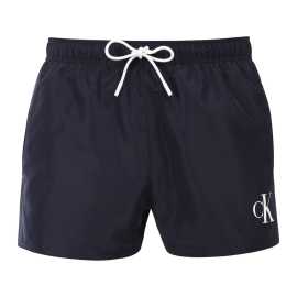 Kupaće gaće Calvin Klein tamno plava (KM0KM01099-CEF) M.
Predstavljamo muške kupaće kostime Calvin Klein koji kombiniraju kultni dizajn brenda s modernim elementima.
Calvin Klein kvaliteta koja vas neće razočarati
Kupaći kostimi Calvin Klein izrađeni su od 100% recikliranog poliestera, što osigurava vrhunsku kvalitetu uz podršku održivosti.
Promišljen dizajn za vašu udobnost
Kupaći kostimi Calvin Klein dizajnirani su s obzirom na udobnost i stil.
Zašto bi kupaći kostimi Calvina Kleina trebali biti neizostavan dio vašeg ormara?

Održivost: Kupaći kostimi izrađeni su od recikliranih materijala, što smanjuje utjecaj na okoliš.
Tehnologija brzog sušenja: Moderni materijal osigurat će vam maksimalnu udobnost tijekom cijelog dana.
Moderan i moderan dizajn: Calvin Klein jednostavno nikad ne izlazi iz mode.
Savršen izbor: Bit ćete zvijezda ne samo na plaži, već i na zabavi uz bazen ili tijekom bilo kojeg vodenog sporta.

Donje rublje Calvin Klein pružit će vam jedinstven stil
Calvin Klein muško donje rublje spada u konstante modne industrije.
Kako se brinuti za kupaći kostim Calvin Kleina
Kako bi kupaći kostimi Calvin Klein dugo zadržali svoju kvalitetu i boju, važno je slijediti ispravan postupak održavanja.

Pranje: Perite pero u perilici rublja na maksimalno 30°C i koristite blagi deterdžent koji je nježan prema materijalu.
Sušenje: Nemojte sušiti kupaći kostim u sušilici - umjesto toga, pustite ga da se osuši na zraku u hladu kako biste spriječili izblijeđivanje jarko crvene boje.
Pohrana: Nakon što se potpuno osuši, kupaći kostim spremite na suho i dobro prozračeno mjesto kako biste spriječili stvaranje plijesni.

Savjet: Pronaći pravi komad donjeg rublja koji vam savršeno pristaje ponekad je izazovno.