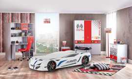 Detská izba ii grand prix - šedá/červená/biela.

 

Triumfálnym prvkom skvostnej zostavy je luxusná posteľ v prevedení auta, ktorá realistickým spracovaním spôsobí radosť každému chlapcovi. Trojrozmerné kolesá a reliéfna štruktúra dávajú jedinečný vzhľad.

 

Zaujímavým prvkom je aj písací stôl poskytujúci perfektné zázemie pre štúdium aj zábavu.

 

Trojdverová šatníková skriňa verne prináša závodnú atmosféru a miestnosť oživuje mnohými farbami.

 

Detská komoda so štyrmi farebnými šuplíkmi a vzorom šachovnice poskytuje živý vzhľad a veľkú úložnú kapacitu.

 

Zostavu dolaďuje nočný stolík v atraktívnej kombinácii šedej a červenej farby.

 

Detská izba Grand Prix - šedá/červená/biela sa skladá z týchto prvkov:


	Posteľ auto 90x190 Grand Prix - biela - 124x62x240cm (š, v, h)
	Písací stôl s knižnicou Grand Prix - 141x173x60cm (š, v, h)
	Šatníková skriňa 3D Grand Prix - 140x193x57cm (š, v, h)
	Detská komoda Grand Prix - 80x61x48cm (š, v, h)
	Detský nočný stolík Grand Prix - 47x35x40cm (š, v, h)



Všetok nábytok patriaci do kolekcie Grand Prix nájdete nižšie v súvisiacom tovare.