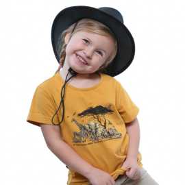 Bushman Hut Faso black MD.
 Der BUSHMAN-Hut FASO besteht aus 2 mm dickem full-grain-Leder, das mit einer Mischung aus Ölen und Wachsen behandelt wurde, die ihn weich und sanft machen und ihm ein attraktives Aussehen verleihen, ohne die Beständigkeit zu beeinträchtigen.
 
 
 Pflege: Um zu verhindern, dass das Leder im Laufe der Zeit Risse bekommt, empfehlen wir, die Oberfläche mit Öl oder anderen hochwertigen Lederpflege-Produkten zu behandeln.
 Spezifikation:
 &bull; Material: 100% full-grain-Leder (2 mm), Innensaum aus 100% Baumwolle
 &bull; Metallbelüftungsösen
 &bull; Kordelzug unter dem Kinn
 &bull; Handgemacht in Südafrika