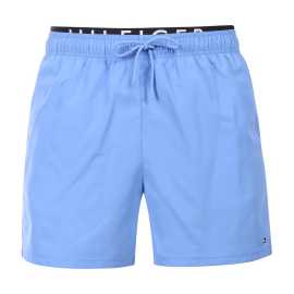 Pánske plavky Tommy Hilfiger modré (UM0UM03489 C30) XL.
Stavte na istotu pri vode s plavkami Tommy Hilfiger, ktoré spájajú nadčasový dizajn s maximálnym pohodlím.
Ľahký a rýchloschnúci materiál pre vaše pohodlie
Pánske plavky Tommy Hilfiger sú vyrobené zo 100 % polyesteru, takže sú ideálnou voľbou na vodné radovánky.
Moderný dizajn s ikonickým podpisom
Voľnejší strih s kratšou nohavičkou poskytuje dostatok voľnosti pohybu a pohodlia počas celého dňa.
Prečo si vybrať plavky Tommy Hilfiger?

Ikonický dizajn a prémiová značka, ktorá je symbolom kvality.
Rýchloschnúci materiál, vďaka ktorému sa budete cítiť pohodlne aj po plávaní.
Pohodlný elastický pás so šnúrkou na stiahnutie pre dokonalé prispôsobenie.

Spodná bielizeň Tommy Hilfiger zaručuje najvyššiu kvalitu
Značka Tommy Hilfiger sa pred takmer 40 rokmi stala ikonou amerického obliekania a jej farebnosť v tónoch modrej, červenej a bielej je rozpoznateľná na prvý pohľad.
Ako sa starať o plavky Tommy Hilfiger
Aby vaše plavky vyzerali a fungovali čo najdlhšie, venujte im správnu starostlivosť.

Pranie.
Sušenie: Plavky nesušte v sušičke.
Žehlenie.

Tip: Výber plaviek, ktoré vám dobre padnú a zvýraznia váš štýl, môže byť behom na dlhú trať.