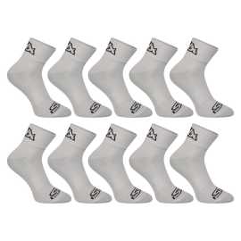 10PACK Sneaker Socken Styx grau (10HK1062) XL.
Genießen Sie maximalen Komfort mit den Styx-Knöchelsocken, die aus hochwertigen Materialien hergestellt und so konzipiert sind, dass sie beim täglichen Tragen Halt bieten.
Langlebiges und hochwertiges Material
Styx-Socken enthalten einen hohen Baumwollanteil, der für Weichheit und Atmungsaktivität sorgt, während die anderen Bestandteile den Socken Strapazierfähigkeit und Flexibilität verleihen.
Praktisches Design für jeden Tag
Die schwarzen Styx Söckchen haben ein schlichtes Design, das mit dem Styx-Logo am Knöchel und an der Spitze aufgepeppt wird.
Warum Sie Styx-Socken ausprobieren sollten

Weichheit und Atmungsaktivität: Dank des hohen Baumwollanteils bleiben Ihre Füße den ganzen Tag über frisch und bequem.


Flexibilität und Haltbarkeit: Polyamid und Elastan sorgen dafür, dass die Socken perfekt sitzen und lange halten.


Hergestellt in der Tschechischen Republik: Tschechische Qualitätsproduktion, die Zuverlässigkeit und lange Lebensdauer garantiert.

Styx-Unterwäsche ist eine der beliebtesten
Die tschechische Marke Styx ist bei den Kunden für ihre Shorts mit auffälligen Mustern bekannt, die einen perfekt jugendlichen Look haben.
So pflegen Sie Ihre Styx-Socken
Damit Ihre Lieblingssocken lange halten, sollten Sie darauf achten, sie auch zu waschen.

Wäscherei: Wir empfehlen, die Socken bei 40°C zu waschen, damit sie ihre Qualität und Form behalten.


Trocknen und Bügeln: Um das Material nicht zu beschädigen, empfehlen wir, es nicht im Wäschetrockner zu trocknen oder zu bügeln.

Tip: Werden Sie mit den Tipps in unserem Artikel zum Experten für die Pflege von Dessous und geben Sie Ihren Lieblingsstücken die Pflege, die sie verdienen.