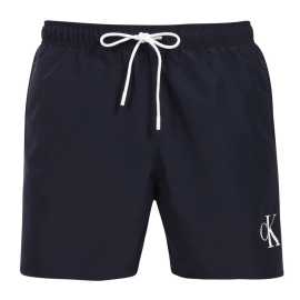 Ανδρικά μαγιό Calvin Klein σκούρο μπλε (KM0KM01101-CEF) M.
Σας παρουσιάζουμε τα ανδρικά μαγιό Calvin Klein που συνδυάζουν τον εμβληματικό σχεδιασμό της μάρκας με μοντέρνα στοιχεία.
Ποιότητα Calvin Klein που δεν θα σας απογοητεύσει
Τα μαγιό Calvin Klein είναι κατασκευασμένα από 100% ανακυκλωμένο πολυεστέρα, εξασφαλίζοντας ανώτερη ποιότητα και προωθώντας παράλληλα τη βιωσιμότητα.
Προσεγμένος σχεδιασμός για την άνεσή σας
Τα μαγιό Calvin Klein έχουν σχεδιαστεί με γνώμονα την άνεση και το στυλ.
Γιατί δεν πρέπει να λείπουν τα μαγιό Calvin Klein από την γκαρνταρόμπα σας;

Βιωσιμότητα: Τα μαγιό είναι κατασκευασμένα από ανακυκλωμένα υλικά, γεγονός που μειώνει τον αντίκτυπο στο περιβάλλον.
Τεχνολογία γρήγορου στεγνώματος: Το μοντέρνο υλικό θα σας εξασφαλίσει μέγιστη άνεση καθ' όλη τη διάρκεια της ημέρας.
Κομψός και μοντέρνος σχεδιασμός: Ο Calvin Klein απλά δεν φεύγει ποτέ από τη μόδα.
Τέλεια επιλογή: Θα είστε σταρ όχι μόνο στην παραλία, αλλά και σε πάρτι στην πισίνα ή σε οποιοδήποτε θαλάσσιο σπορ.

Τα εσώρουχα Calvin Klein σας χαρίζουν ένα μοναδικό στυλ
Τα ανδρικά εσώρουχα Calvin Klein είναι ένα από τα βασικά στελέχη της βιομηχανίας της μόδας.
Πώς να φροντίσετε τα μαγιό Calvin Klein
Για να διατηρήσουν τα μαγιό Calvin Klein την ποιότητα και το χρώμα τους για μεγάλο χρονικό διάστημα, είναι σημαντικό να ακολουθείτε τη σωστή διαδικασία συντήρησης.

Πλυντήριο ρούχων: Πλύνετέ τα στο πλυντήριο στους 30 °C το πολύ και χρησιμοποιήστε ήπιο απορρυπαντικό που είναι απαλό για το υλικό.
Στέγνωμα: Μην στεγνώνετε το μαγιό σας στο στεγνωτήριο - αφήστε το να στεγνώσει στον αέρα στη σκιά για να μην ξεθωριάσει το έντονο κόκκινο χρώμα.
Αποθήκευση: Αφού στεγνώσει εντελώς, αποθηκεύστε το μαγιό σε στεγνό και καλά αεριζόμενο μέρος για να αποφύγετε το σχηματισμό μούχλας.

Συμβουλή: Η εύρεση του κατάλληλου εσωρούχου που σας ταιριάζει απόλυτα μπορεί να αποτελέσει πρόκληση.