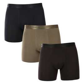 3PACK Moške boksarice Tommy Hilfiger večbarvne (UM0UM03393 0WM) XXL.
Privoščite si brezčasen slog in vrhunsko udobje z moškimi boksericami Tommy Hilfiger.
Vrhunski material za maksimalno udobje
Boksarice Tommy Hilfiger so izdelane iz mehkega, na otip prijetnega bombaža z dodatkom elastana, ki jim daje prožnost in trpežnost.
Ikoničen slog in natančen kroj
Bokserji imajo daljše noge, ki se ne zvijajo, ter zagotavljajo zadostno pokritost in udobje.
Zakaj ne smete zamuditi boksaric Tommy Hilfiger

Vrhunski bombaž z elastanom: Mehke, zračne in udobne za celodnevno nošenje.
Daljše noge in elastičen pas: Stabilnost, slog in brez premikanja.
Elegantna in brezčasna zasnova: Odlično za vsak dan in posebne priložnosti.

Spodnje perilo Tommy Hilfiger je zagotovilo najvišje kakovosti
Blagovna znamka Tommy Hilfiger je pred skoraj 40 leti postala ikona ameriškega oblačenja, njena barvita paleta modre, rdeče in bele barve pa je prepoznavna že na prvi pogled.
Kako skrbeti za bokserje Tommy Hilfiger

Pralnica: Per pri 30 °C.
Sušenje: Bokserje lahko sušite v sušilnem stroju pri nizki temperaturi.
Likanje: Po potrebi jih lahko likate pri nižji temperaturi.

Nasvet: Iskanje popolnega spodnjega perila je včasih lahko izziv.