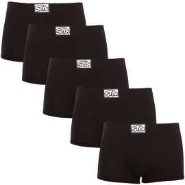5PACK Boxers para hombre Styx classic elastic negro (5Q960) L.
¿Busca la combinación perfecta de comodidad, estilo y calidad?
Material de primera calidad para una comodidad máxima
Estos calzoncillos están confeccionados con una mezcla única de algodón, modal y elastano.
Ajuste perfecto y cómoda goma clásica
Los calzoncillos bóxer para hombre Styx tienen perneras más cortas que nunca se enrollan y te ofrecen la máxima libertad de movimientos.
Por qué te encantarán los bóxers Styx

Combinación premium de algodón y modal: Suave, transpirable y cómodo para el cuerpo.
Bragas más cortas: No se enrollan y te dan la máxima libertad de movimientos.
Cintura elástica clásica: No empuja, pero se mantiene firmemente en su sitio.
Adecuado para ropa informal y deportes: Una gran elección para hombres activos.
Fabricado en la República Checa: Calidad checa y mano de obra precisa.

La ropa interior Styx es una de las más populares
La marca checa Styx es conocida entre los clientes sobre todo por sus pantalones cortos con estampados novedosos en colores atrevidos.
¿Cómo cuidar los bóxers Styx?
Para que tus calzoncillos favoritos duren mucho tiempo en buen estado, te recomendamos que sigas estos consejos:

Lavandería: Se recomienda lavar a 30 °C para preservar la suavidad y elasticidad del material.
Secado: No apto para secadora para evitar la pérdida de elasticidad y el deterioro de las fibras.
Planchado: Si es necesario, se puede planchar a baja temperatura, pero recomendamos planchar del revés.

Consejo: Encontrar la prenda interior adecuada que se adapte perfectamente a ti puede ser todo un reto.
