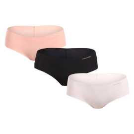 3PACK dámske nohavičky Calvin Klein bezšvové viacfarebné (QD3559E-WAM) S.
Objavte kúzlo neviditeľného pohodlia s bezšvovými dámskymi nohavičkami Calvin Klein.
Inovatívny materiál pre každodenné pohodlie
Bezšvové nohavičky Calvin Klein sú vyrobené z vysoko kvalitného syntetického vlákna, ktoré kombinuje polyamid a elastan.
Minimalistický dizajn s ikonickým logom Calvin Klein
Bezšvové spracovanie dodáva nohavičkám dokonale hladký vzhľad, ktorý nie je viditeľný ani pod najpriliehavejším oblečením.
Výhody, ktoré si zamilujete

Bezšvový strih: Neviditeľné pod oblečením a dokonale pohodlné.
Ultrajemný materiál: Mäkký na dotyk, elastický a priedušný.
Nadčasový štýl Calvin Klein: Kombinácia elegancie a funkčnosti.

Spodná bielizeň Calvin Klein je obľúbená u ľudí po celom svete
Výnimočná spodná bielizeň Calvin Klein je základom módneho priemyslu.
Ako sa starať o bezšvové nohavičky Calvin Klein
Aby vaše obľúbené spodné prádlo zostalo dlho v perfektnom stave, odporúčame dodržiavať tieto pokyny na údržbu.

Pranie: Per je na jemný cyklus pri maximálne 30 °C.
Sušenie: Neodporúča sa sušiť v sušičke.
Žehlenie: Nohavičky nie je potrebné žehliť.

Tip: Nájdenie obľúbeného spodného prádla môže byť niekedy zdĺhavý proces, preto chceme, aby vaše obľúbené kúsky vydržali čo najdlhšie.
