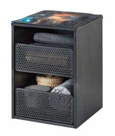 Kontajner do šatníkovej skrine nebula - čierna/sivá.

 

Čelá zásuviek sú zdobená čiernym dierovaným plechom, čo prispieva nielen k lepšiemu vetraniu uložených predmetov, ale zároveň je to veľmi pekné.

 

Rozmery kontajnera do šatníkovej skrine Nebula sú 40x57x38cm (š, v, h).

 

Všetok nábytok patriaci do kolekcie Nebula nájdete nižšie v súvisiacich produktoch.