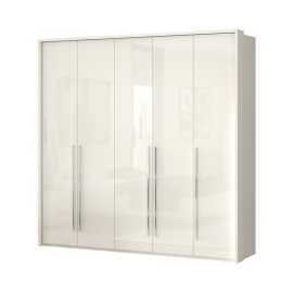 Päťdverová skriňa tiana-béžová - p5b/pn s osvetlením.

 

Všetky viditeľné strany skrine sú potiahnuté vysoko lesklým UV lakom, ktorý je štyrikrát odolnejší voči fyzickému poškodeniu v porovnaní so štandardným lakom, v tomto prípade odtieňom v teplej béžovej farbe.

 

Varianty päťdverových skríň bez zásuviek:


	P5/PN - Skriňa v základnom prevedení - 227x224x56cm (š, v, h), hmotnosť 204kg
	P5A/PN - Skriňa obohatená o ozdobný rám – 232x226x60cm (š, v, h), hmotnosť 224,6kg
	P5B/PN - Skriňa obohatená o ozdobný rám s osvetlením - 232x226x60cm (š, v, h), hmotnosť 224,92kg


Skriňa sa skladá z dvoch rovnakých dvojdverových častí a jednej jednodverovej časti.

 

Varianty päťdverových skríň s jednou zásuvkovou časťou:


	P52/PN - Skriňa v základnom prevedení - 227x224x56cm (š, v, h), hmotnosť 210,71kg
	P52A/PN - Skriňa obohatená o ozdobný rám – 232x226x60cm (š, v, h), hmotnosť 231,31kg
	P52B/PN - Skriňa obohatená o ozdobný rám s osvetlením - 232x226x60cm (š, v, h), hmotnosť 231,63kg


Jednodverová časť obsahuje tri police a jednu šatníkovú tyč.

 

Varianty päťdverových skríň s dvoma zásuvkovými časťami:


	P54/PN - Skriňa v základnom prevedení - 227x224x56cm (š, v, h), hmotnosť 210,71kg
	P54A/PN - Skriňa obohatená o ozdobný rám – 232x226x60cm (š, v, h), hmotnosť 231,31kg
	P54B/PN - Skriňa obohatená o ozdobný rám s osvetlením - 232x226x60cm (š, v, h), hmotnosť 231,63kg


Dvojdverové časti skrine so zásuvkami obsahujú okrem praktických zásuviek aj jednu širokú policu a jednu širokú šatníkovú tyč.

 

Pomocou doplnkového vybavenia, ktoré nájdete v súvisiacom tovare nižšie, si môžete každú zo skríň ešte viac prispôsobiť svojim potrebám.

Všetky produkty z kolekcie Tiana nájdete nižšie v súvisiacom tovare.