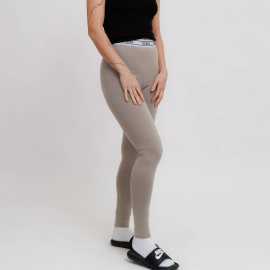 Guess New Aline Leggings 4/4 Eco Str S. Guess Nové legíny Aline - štýl, pohodlie a udržateľná voľba Hľadáte legíny, ktoré poskytujú maximálne pohodlie, eleganciu a ekologickosť? Legíny Guess New Aline sú tou správnou voľbou! Sú vyrobené z prvotriednej zmesi modalu a bavlny, ktorá je neuveriteľne mäkká a priedušná. Skvele sedia a sú ideálne na bežné nosenie aj do mesta. Výhody: Vhodný na nosenie, ale aj na nosenie:  Ekologický materiál: udržateľná, k prírode šetrná zmes modalu a bavlny. Mimoriadne pohodlie: Mäkká a elastická tkanina pre celodenné pohodlie. Perfektný strih: Skvele obopínajú postavu a zvýrazňujú siluetu. Všestranný kúsok.  Čistý a nadčasový dizajn.    Užívajte si pohodlie bez kompromisov - stavte na štýlovú udržateľnosť so značkou Guess New Aline!