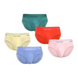 5PACK slip homme Calvin Klein multicolore (NB4229-VST) L.
Misez sur une combinaison éprouvée de confort, de qualité et de style emblématique.
Matière agréable pour un confort tout au long de la journée
Ce slip est fabriqué dans un mélange de coton et d'élasthanne de haute qualité.
Design élégant avec ceinture élastique emblématique
Le design minimaliste est complété par l'élastique embossé du logo Calvin Klein, qui confère à l'ensemble du modèle un look moderne mais toujours intemporel.
Des avantages que vous apprécierez chaque jour

Cotonrespirant: Vous gardez la fraîcheur toute la journée.


Flexibilité grâce à l' élasthanne: Les slips s'adaptent parfaitement à votre corps et n'entravent pas vos mouvements.


Caoutchouc tressé élégant: Le logo Calvin Klein confère à ce slip un look intemporel.

Les sous-vêtements Calvin Klein vous donnent un style unique
Les sous-vêtements pour hommes Calvin Klein sont l'un des piliers de l'industrie de la mode.
Comment entretenir les slips Calvin Klein ?
Avec le bon entretien, les slips Calvin Klein resteront comme neufs pendant longtemps - et vous apporteront style et confort tous les jours.

Blanchisserie : Laver le slip à 30°C, idéalement à l'envers pour préserver la couleur et la qualité de l'élastique.
Séchage : Vous pouvez sécher les chaussettes au sèche-linge, mais choisissez le programme doux à basse température.
Repassage : Ne pas repasser.

Conseil : Trouver le sous-vêtement qui vous convient parfaitement peut s'avérer difficile.