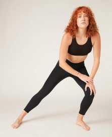 Menštruačné legíny 7/8 Modibodi (MODI4087) S.
Modibodi Menštruačné legíny 7/8

savosť ako 2 až 3 tampóny (15 ml)
vyrobené z recyklovaného materiálu
dotykovú vrstvu tvorí merino vlna
vďaka funkčným materiálom je vlhkosť odvádzaná od tela
vhodné pre všetky typy sporov
Dĺžka nohy 7/8
praktické vrecko na telefón.

Vždy skontrolujte tabuľku veľkostí (vyššie) pre každú značku a vyberte si podľa nej.
Pre značku Modibodi je charakteristické použitie austrálskej merino vlny v absorpčnej vrstve. Použitá vlna je z 95 % austrálska vlna merino.
Ako funguje patentovaná technológia Modifier Technology™

vrchná (dotyková) vrstva je vyrobená zo 100 % merino (ovčej vlny) - odvádza vlhkosť, je antimikrobiálna a zaručuje pocit sucha
stredná absorpčná vrstva je z mikrovlákna, bezpečne absorbuje tekutinu a zápach a neprepúšťa ich dovnútra
posledná vrstva je nepriepustná, ale priedušná ochrana.

Zloženie:

Vonku: 80% recyklovaný nylon, 20% elastan
Síťovaná podšívka: 95% recyklovaný nylon, 5% elastan
Dotyková vrstva: 100 % merino vlna
Vnútorná vrstva: 80 % polyester, 20 % polyamid; 100 % polyester

Bielizeň Modibodi bola certifikovaná podľa normy STANDARD 100 OEKO-TEX®.
Navrhnuté v Austrálii, vyrobené v Číne.
Pranie a starostlivosť

Pred prvým použitím legíny vyperte na 30 stupňov - aktivuje sa tým absorpčná vrstva.
Po použití vyperte v studenej vode - nepoužívajte žlčové mydlo, nerobí merino dobre, rovnako ako intenzívne hnetenie alebo drhnutie.
Potom vyperte v práčke pri 30 stupňoch s bežným bielizňou.
Na pranie odporúčame pracie gély na vlnu alebo jemnú bielizeň.
Nepoužívajte zmäkčovač tkanín, nesušte v bubnovej sušičke.
Mimo menštruácie uchovávajte v uzatvárateľnej škatuľke.

Viac informácií nájdete v časti Ako sa starať o menštruačné nohavičky.
O Modibodi
Výrobky Modibodi sú alternatívou k výrobkom na jedno použitie.